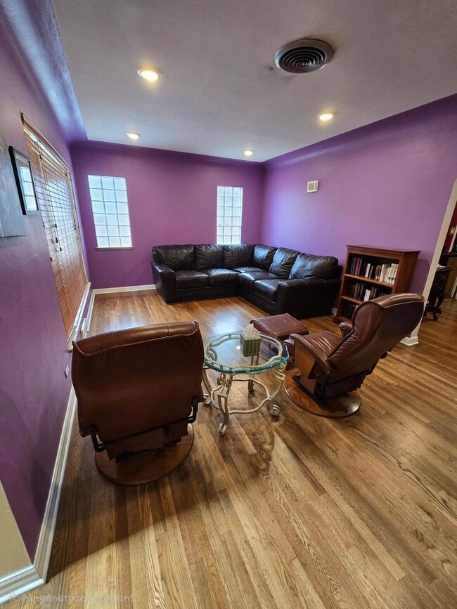 Photo - 1679 Xavier St