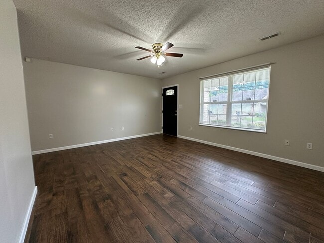 Photo - Peaceful Single-Level Living in a Charming Kodak Neighborhood