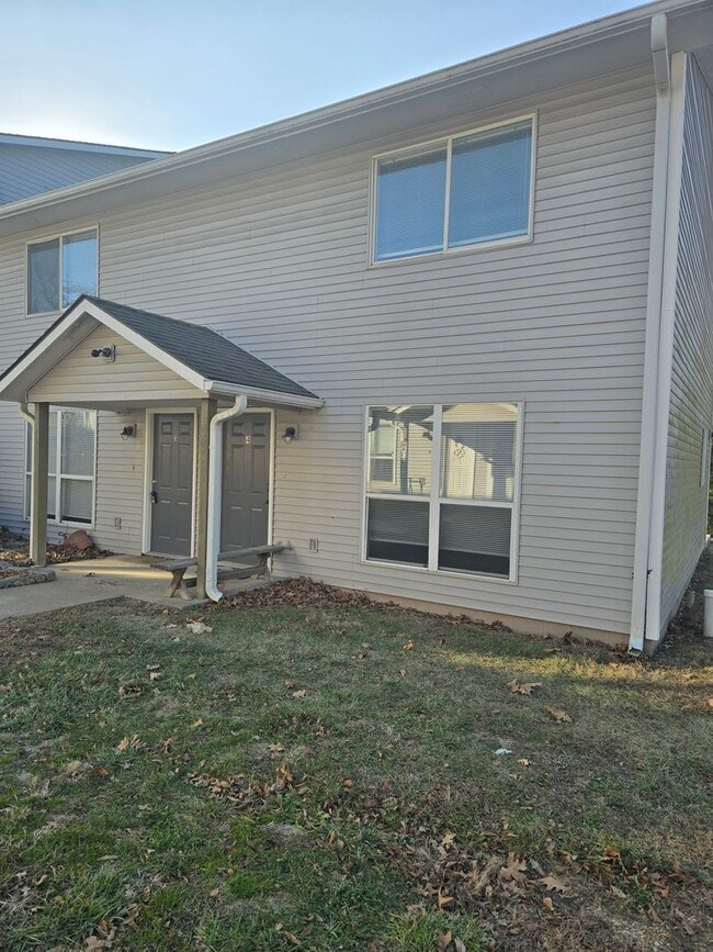 Building Photo - Newly Renovated 2 Bedroom 1.5 Bathroom Townhouse in Osage Beach! Unit 4235 Sunset Dr Apt 4