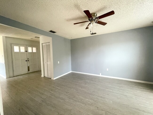 Building Photo - 610 Windrush Bay Dr Unit 226