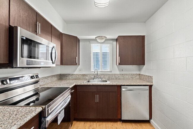 Building Photo - 109 E Broadway Rd Unit 17