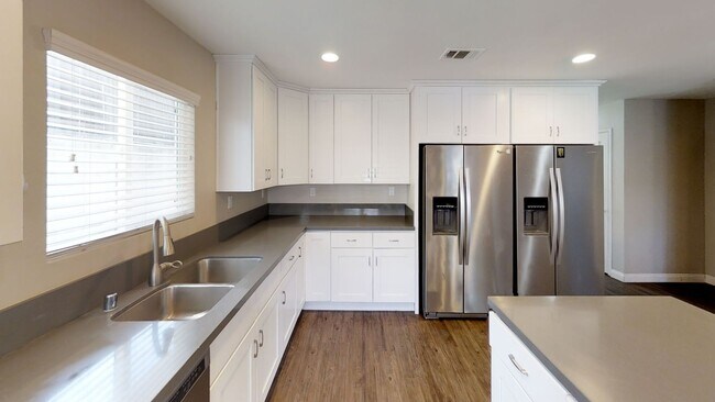 Photo - HUGE House on College! Quick Walk to Campu...