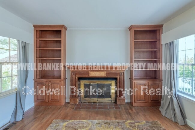 Photo - 4890 College Dr E