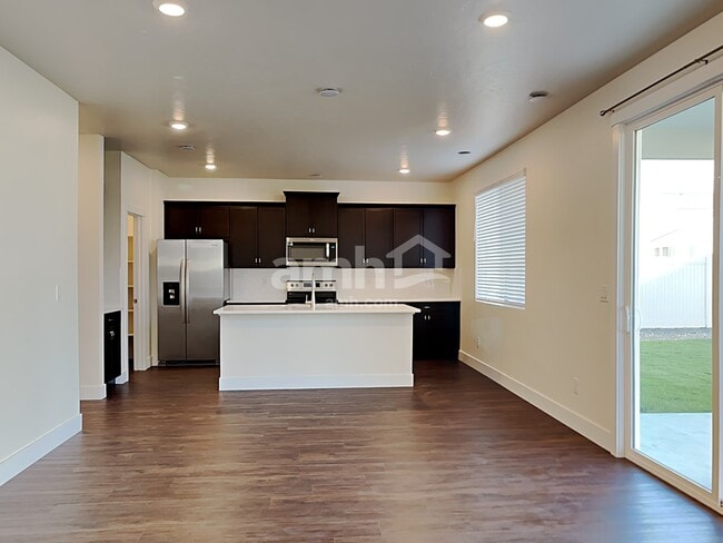 Photo - 1366 N Barkvine Ave