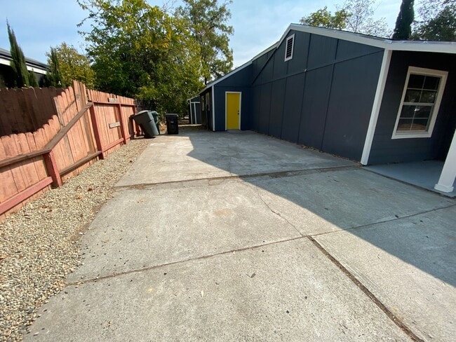 Photo - Beauitfully upgrade 3 Bedroom on large lot!