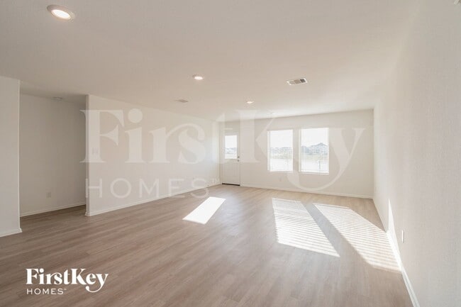 Photo - 453 Maple Bnd Ln