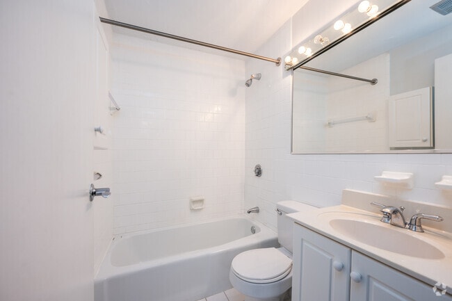 1BR, 1BA - 765SF - Bathroom - Gamma North Quincy