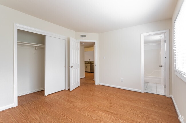 2BR,2BA,-1000SF