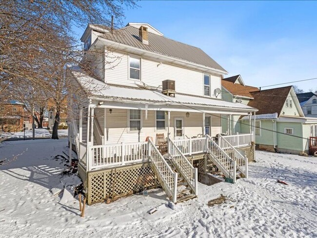 Photo - 520 1/2 W Bucyrus St- TOP FLOOR