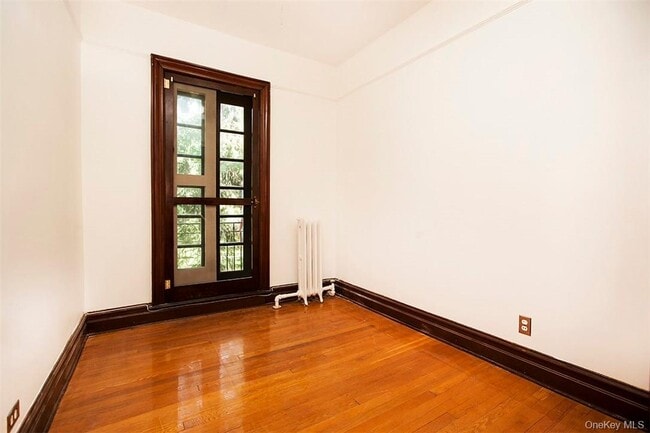 Photo - 568 W 261st St Unidad 2