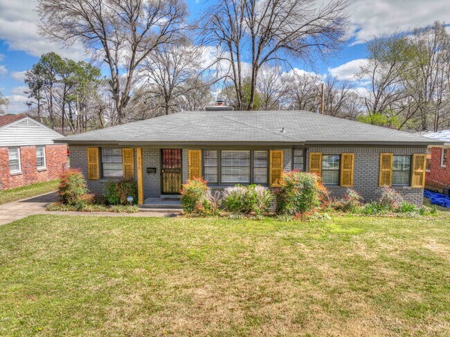 Photo - Colonial Acres East Memphis cutie! 3 bedrooms and tons of updates! Appliances included.