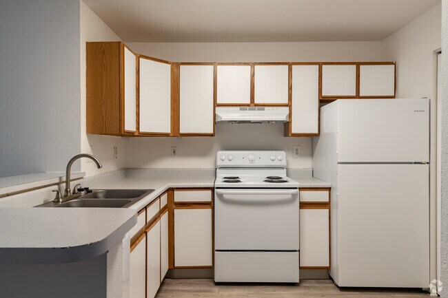 2BR, 2BA - 980SF - Kitchen