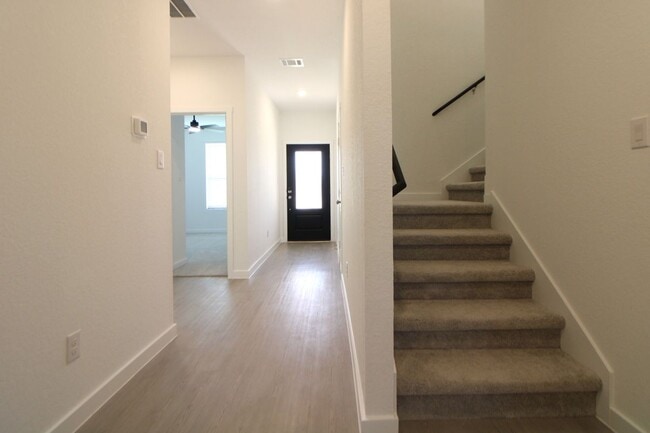 Photo - 5128 McKittrick