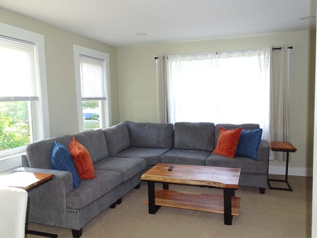 Building Photo - 303 Bishop St