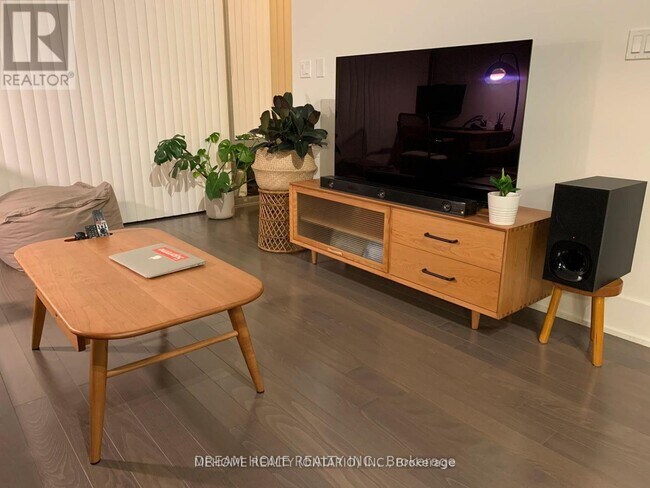 Photo - 39 Queens Quay E Unité 305