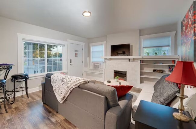 Photo - TheSuiteOne @ The Garland Suites (Furnished)