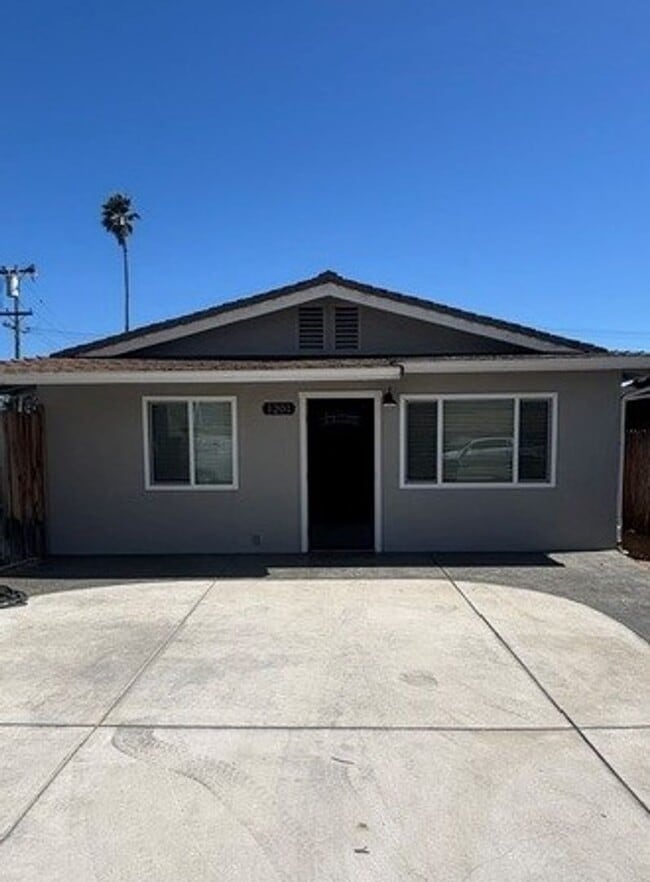Building Photo - Pet Friendly Single Level Home- All Utilities Included!