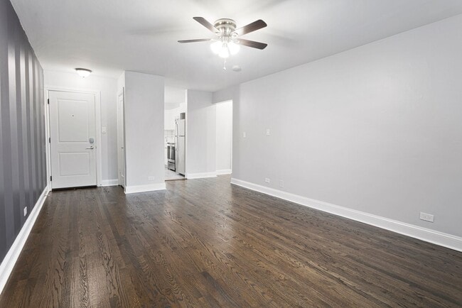 Building Photo - 7639 N Eastlake Ter Unit 2 Rental