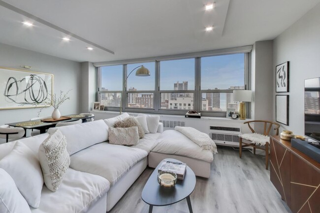 Photo - 1255 N Sandburg Terrace