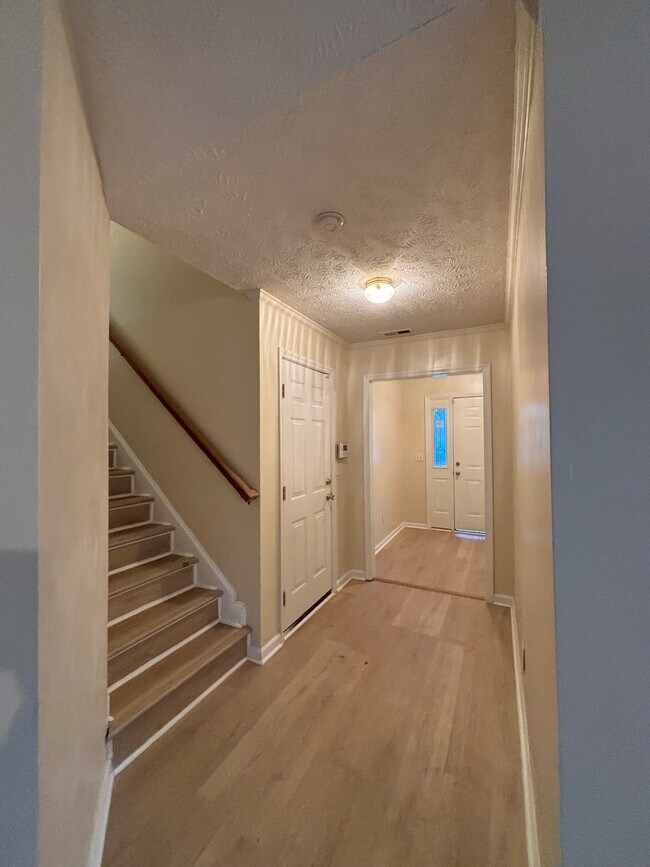 Photo - 1135 Derbyshire Rd