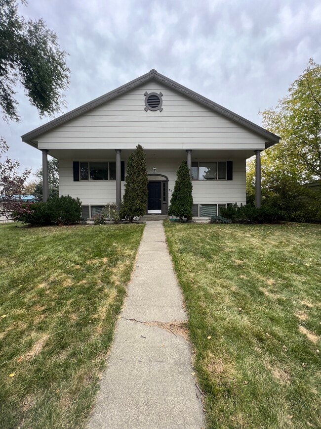 Building Photo - 304 S Pine St Unit 1 Bdrm