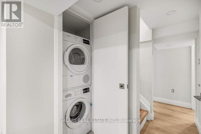 Photo - 116 Manor Rd E