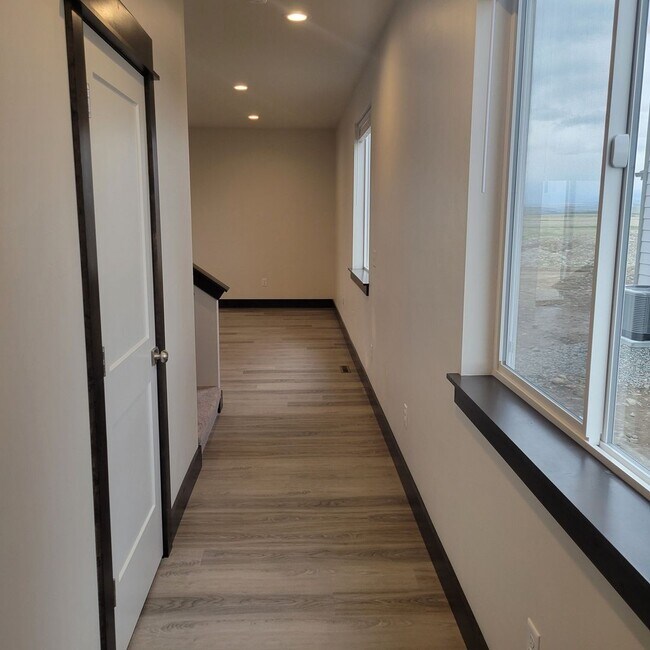 Photo - 3 Bed 2.5 Bath with double attached garage in Belgrade