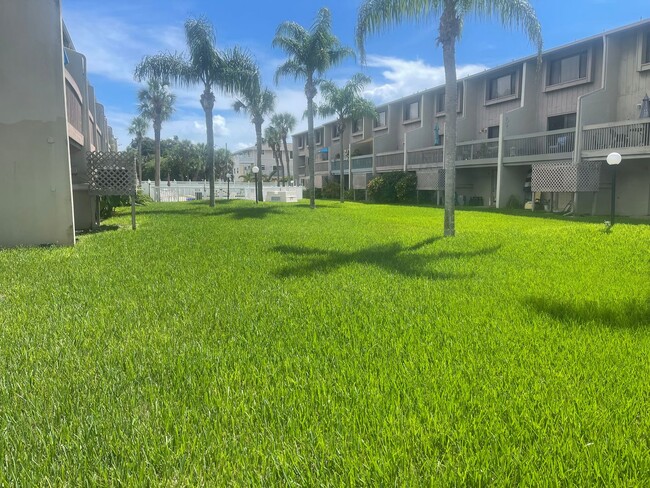 Building Photo - Beach Place Town House