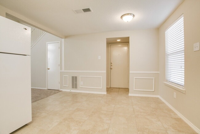 Photo - 719 Nightingale Cir