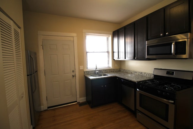 Photo - 2410 W Winnemac Ave Unit 2