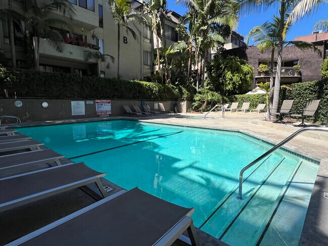 Photo - 950 N Kings Rd Unit Updated Gorgeous Condo