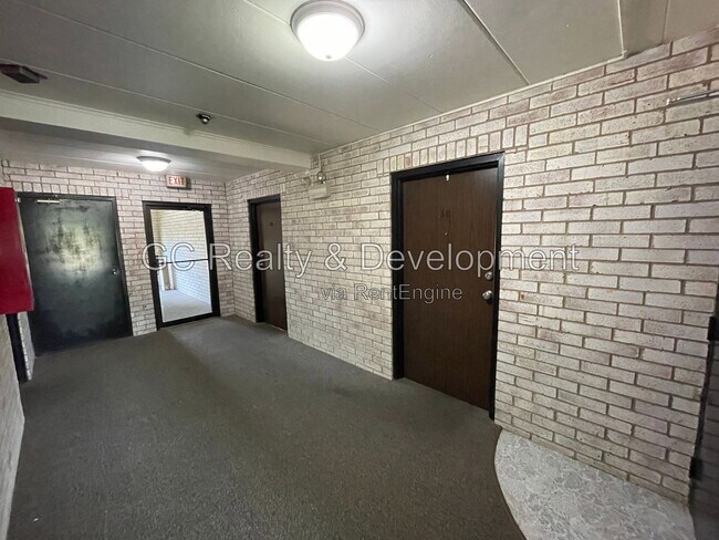 Photo - 180 N Wolf Rd Unit 1d