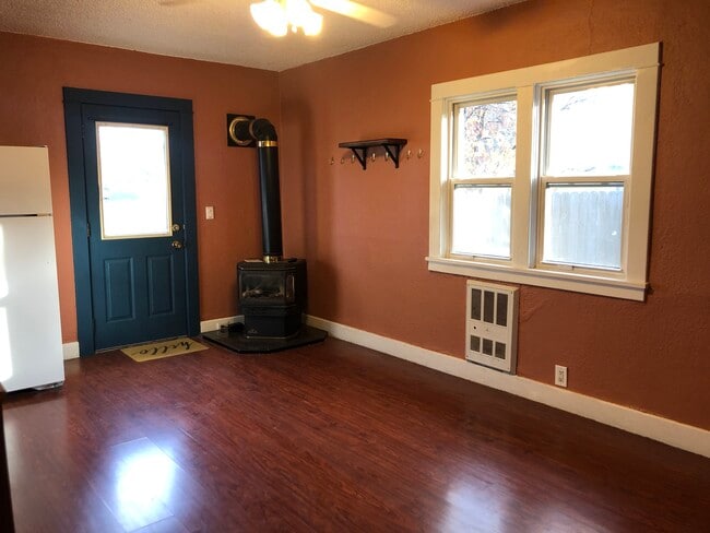 Photo - 535 SE Side St