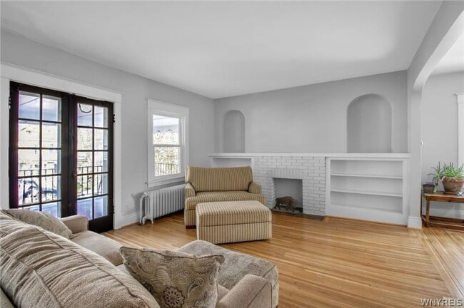 Spacious living room, with access to outdoor covered patio - 299 Wellington Rd Unit 2F