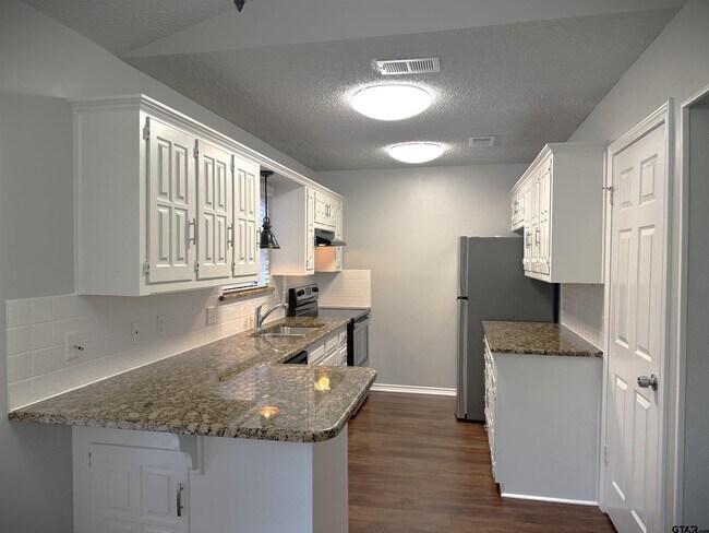 Photo - 5903 Hollytree Dr