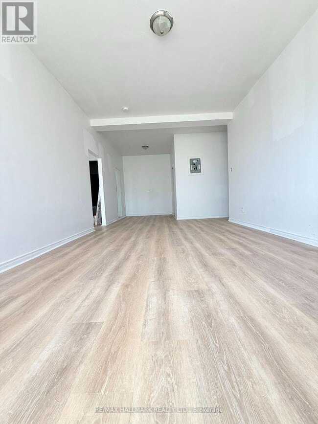 Photo - 2881 Lawrence Ave E
