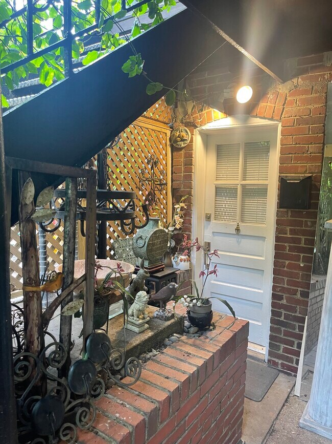 Entrance to apartment - 3801 Calvert St NW