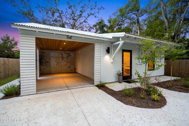 Photo - 581 Hazel St