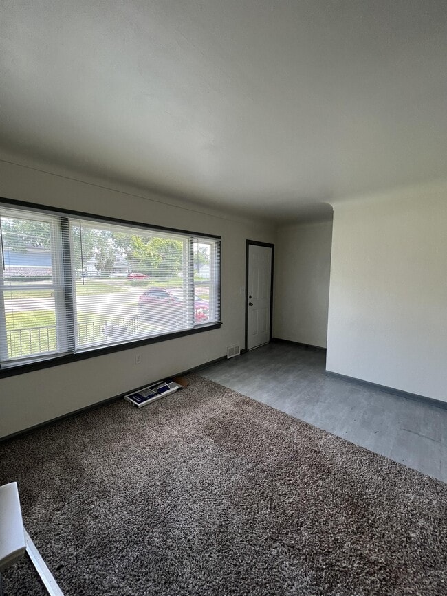 Photo - 1407 32nd St NE