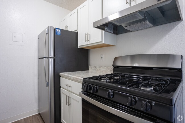 2 BR, 1 BA - 679 SF