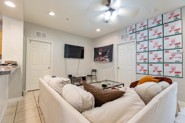 Photo - 533 Conradi St