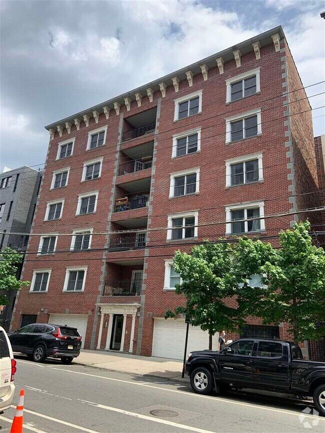 Building Photo - 1031 Clinton St Unit 4B Rental