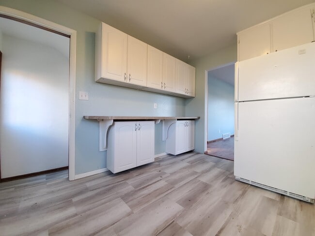 Photo - 2004-16 1/2 16 1/2 St NW