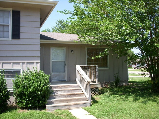 Building Photo - 2711 Ridge Ct Unit #C