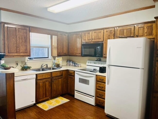 Photo - 2 Bd / 2 Ba Townhome Minutes Away From Cam...