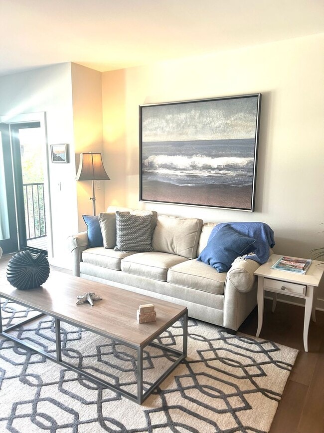 Building Photo - Gorgeous Fully Furnished 2BR/1BA Condo Ava...