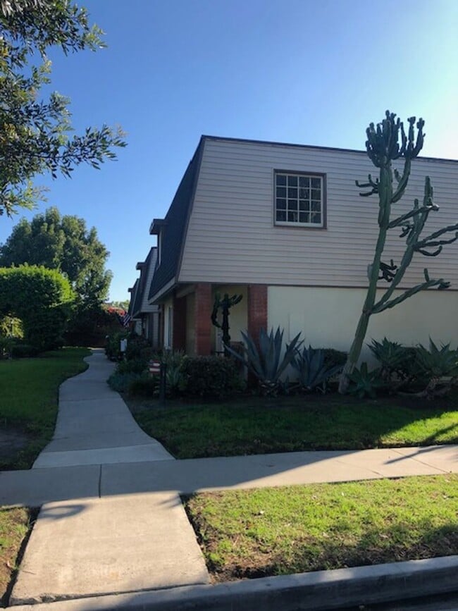 Building Photo - Charming 2-Bedroom Townhouse for Rent in Huntington Beach!