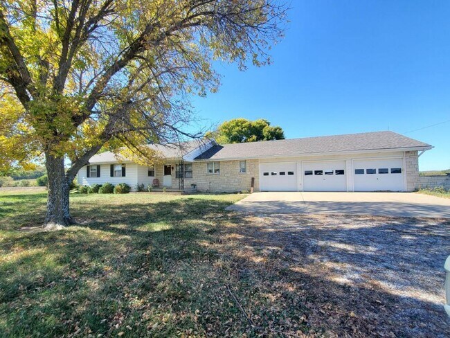 677 E 1700 Rd - 677 E 1700 Rd House