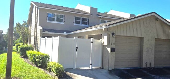 Photo - 824 Town Cir