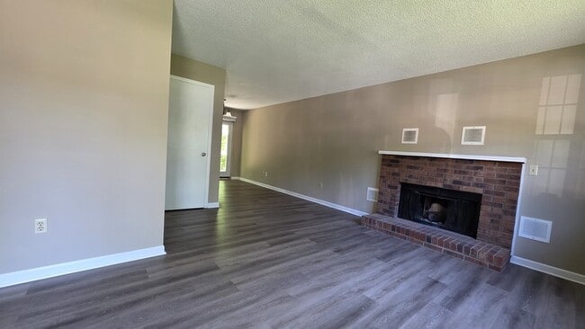 Building Photo - Renovated townhome in Linden Square.